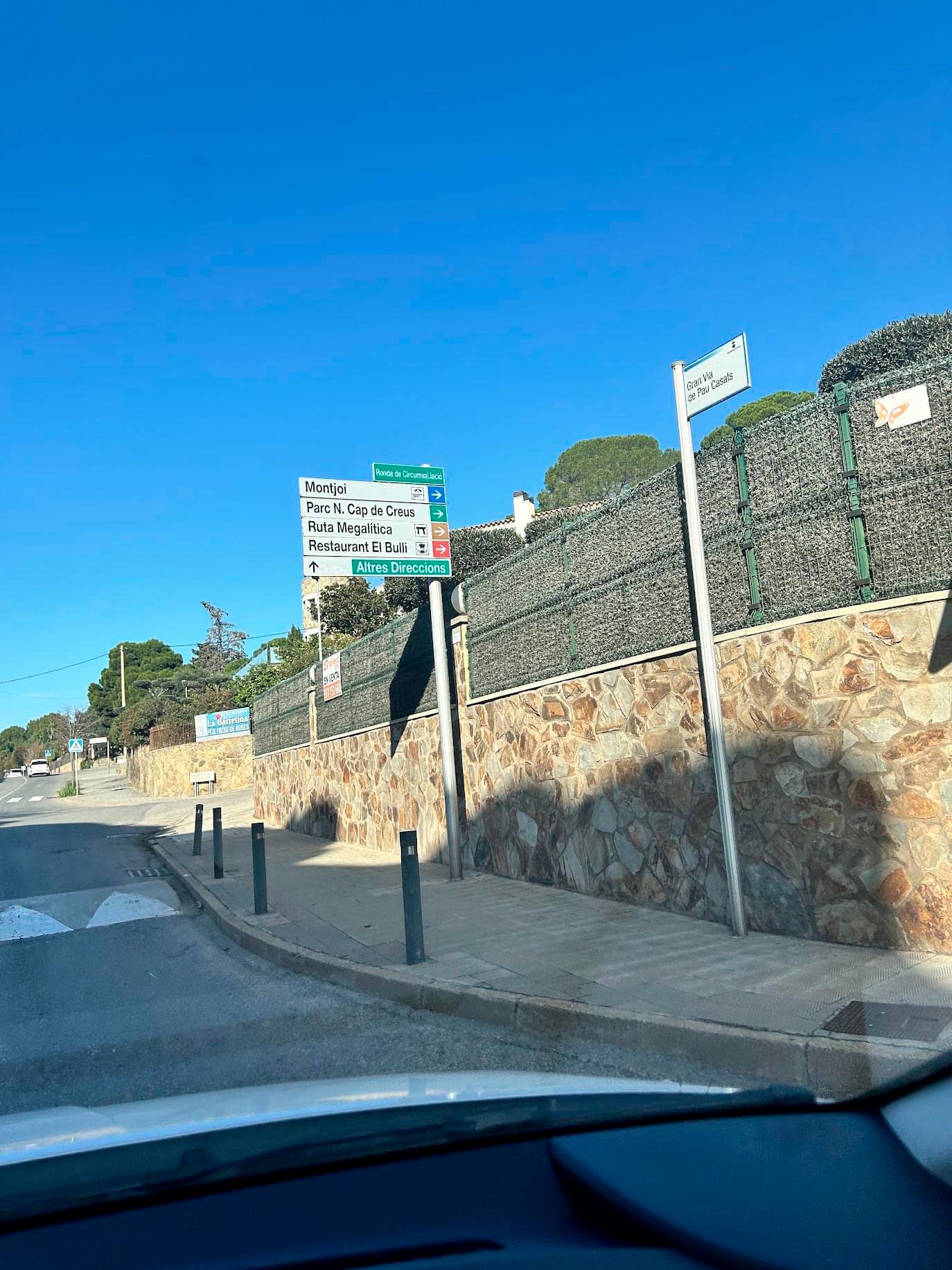 B: Abzweigung Richtung Cala Montjoi