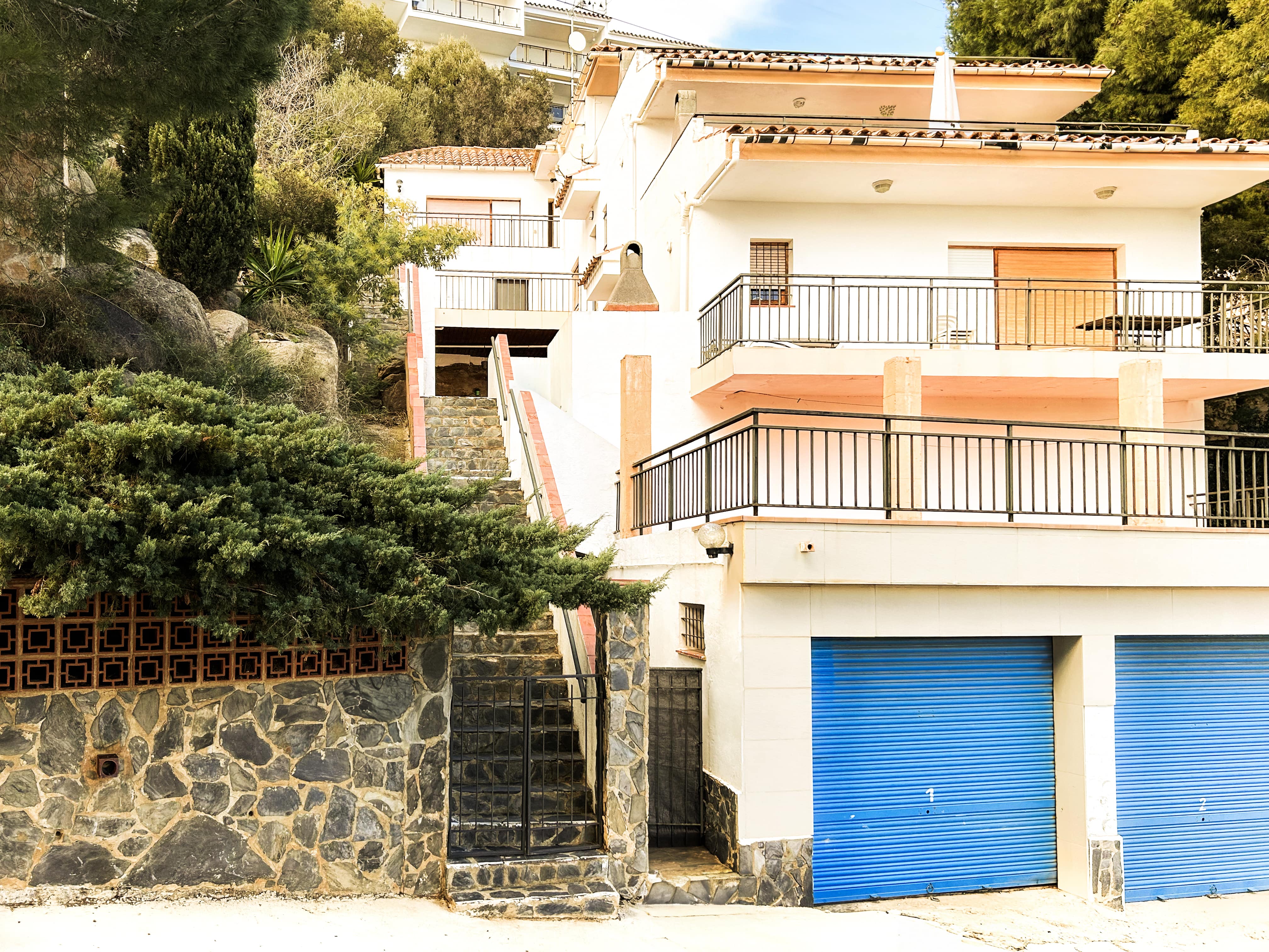 Casdanna Roses Apartments - The environment