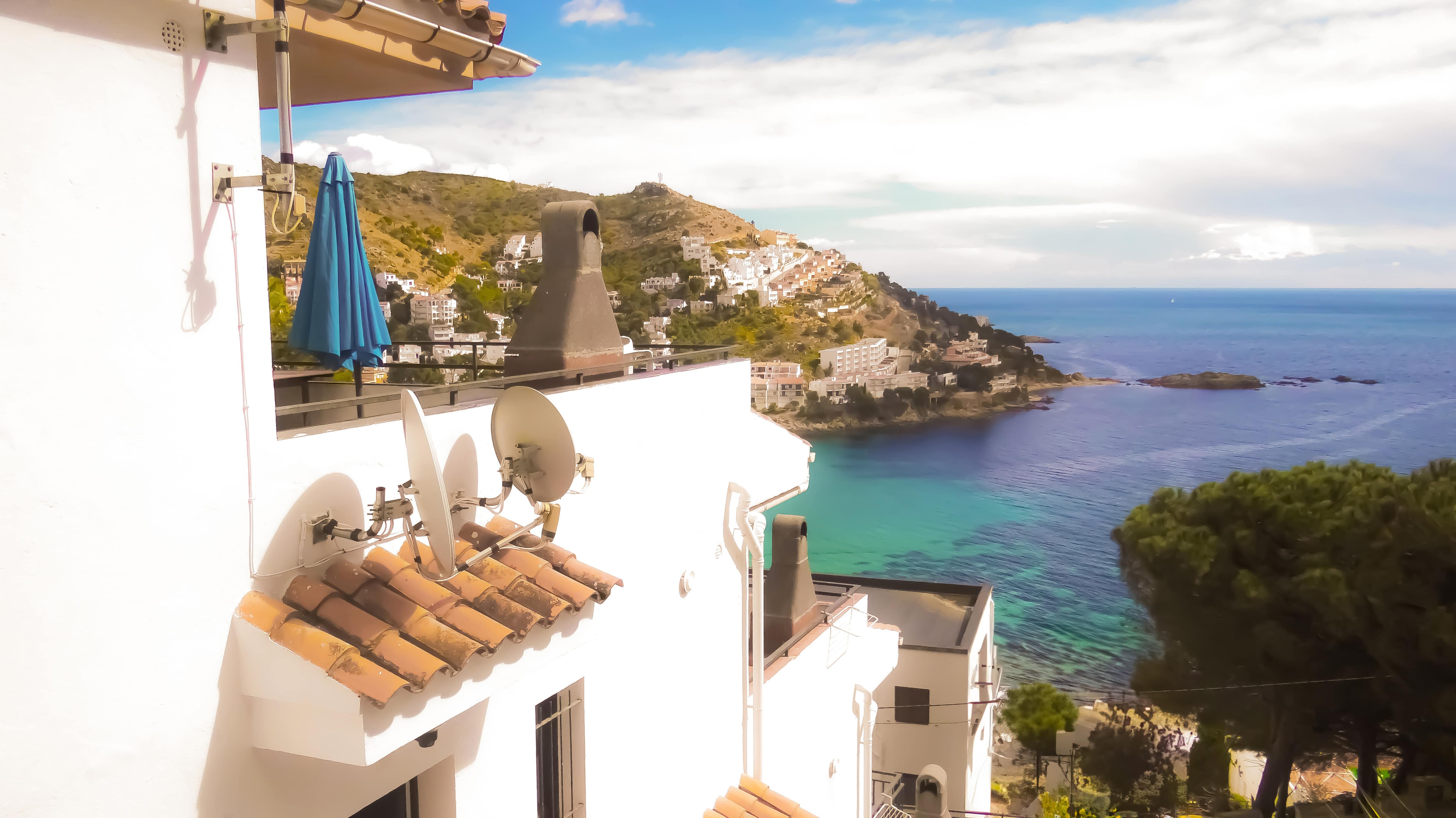 Casdanna Roses Apartments - The environment