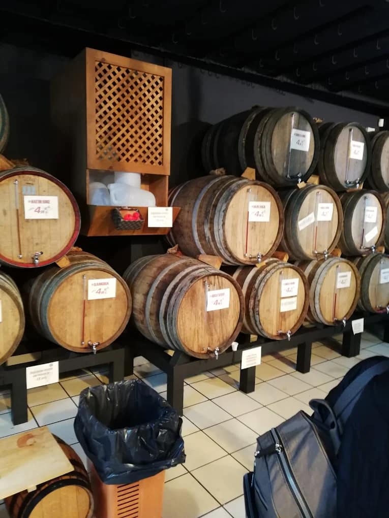 Barriles de vino de la tienda Wine Palace en Roses - Girona