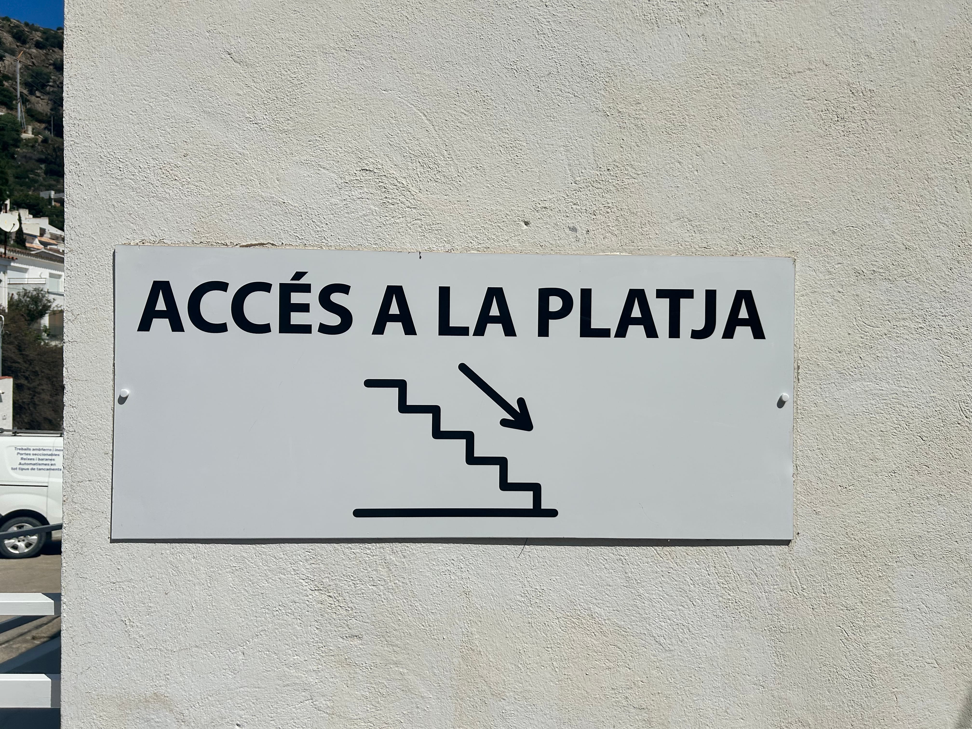 Escaliers d’accès à la plage de Canyelles
