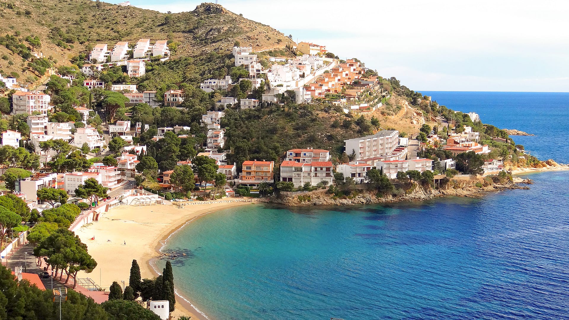 Casdanna Roses Apartments - The environment