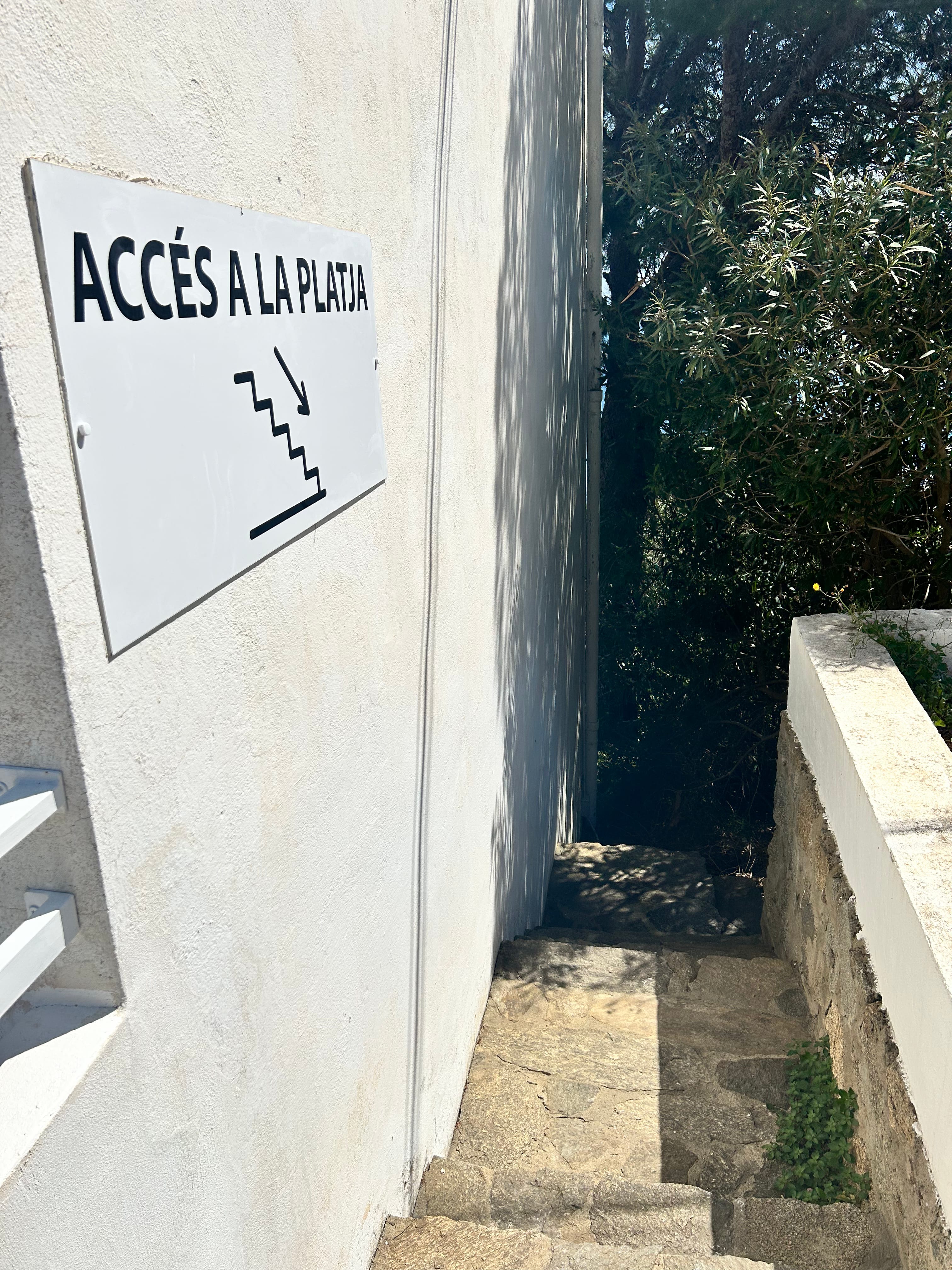 Escaleras de acceso a la playa de Canyelles Petites en Roses
